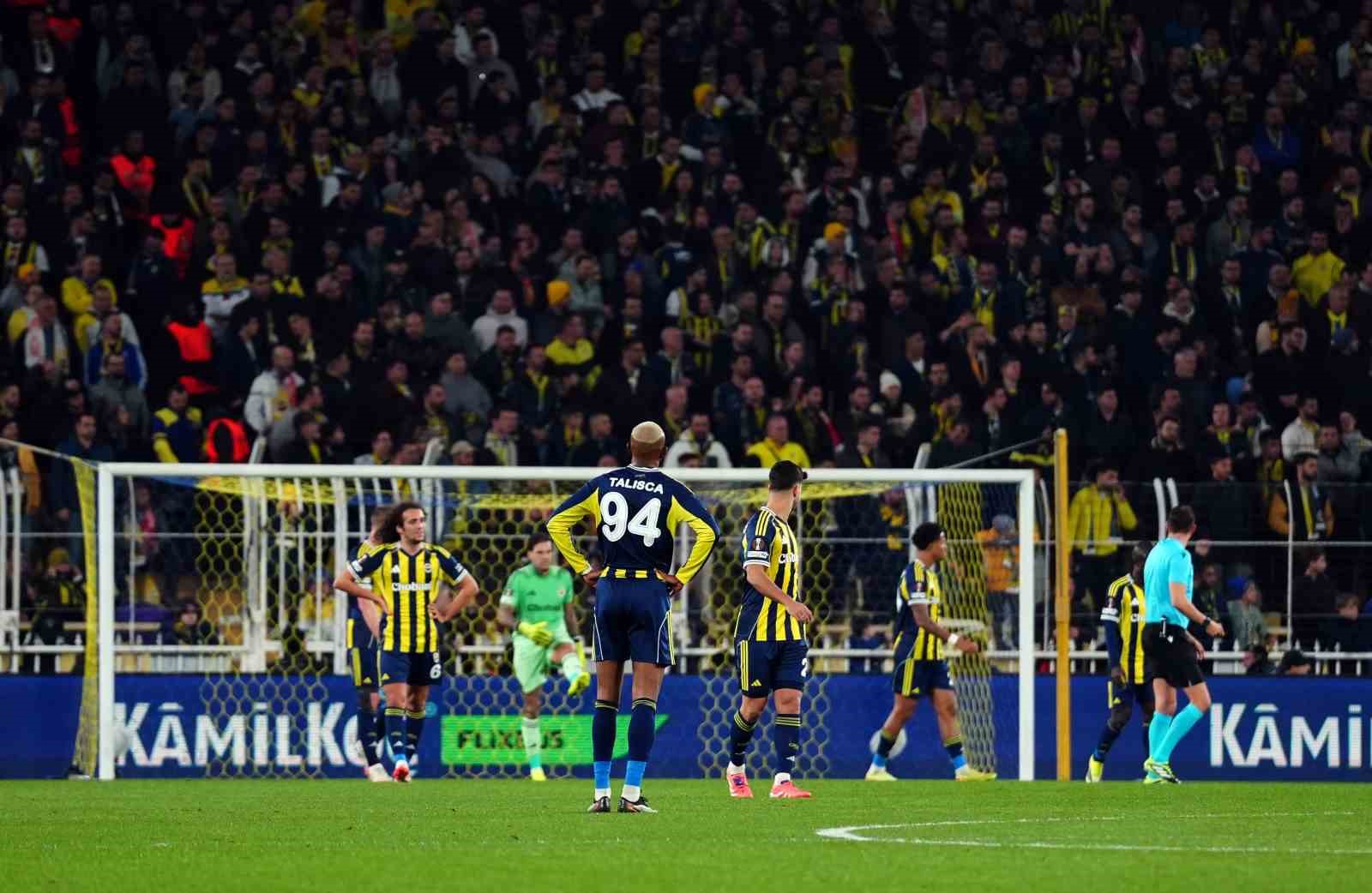 UEFA Avrupa Ligi: Fenerbahçe: 0 - Nottingham Forest: 2 (İlk yarı)
