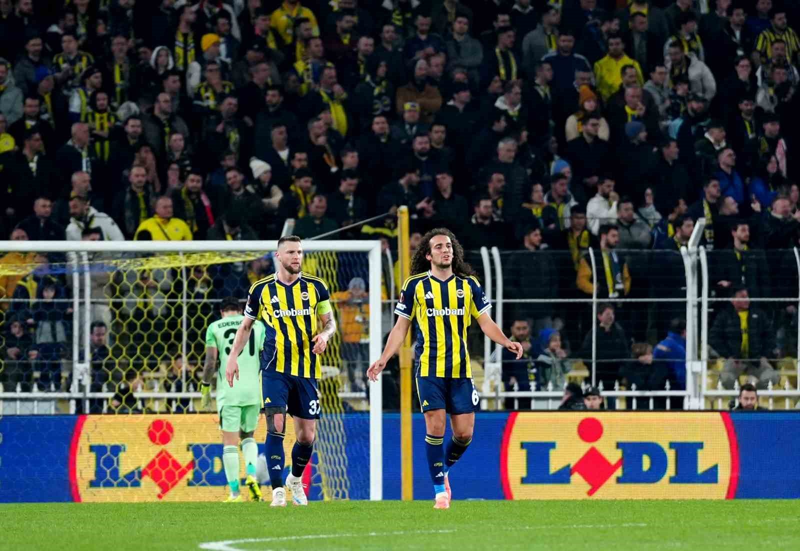 UEFA Avrupa Ligi: Fenerbahçe: 0 - Nottingham Forest: 2 (İlk yarı)
