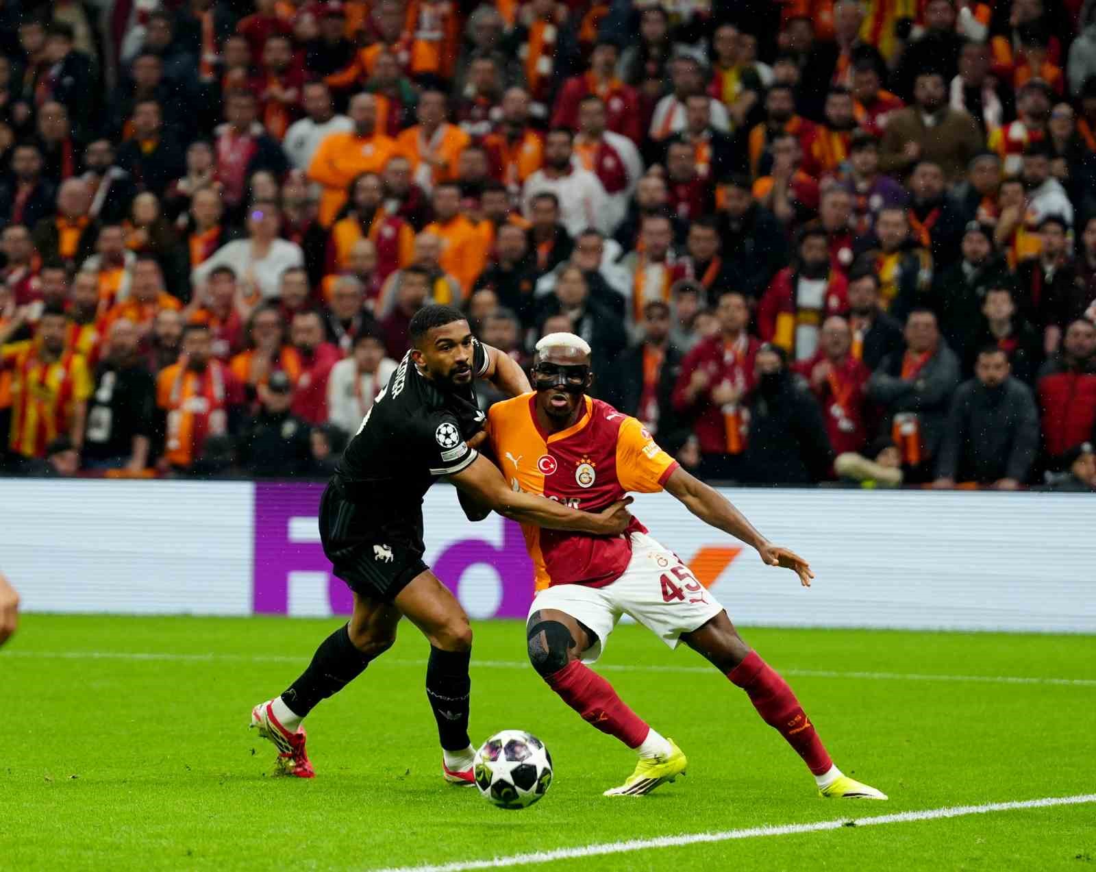 UEFA Şampiyonlar Ligi: Galatasaray: 1 - Juventus: 2 (İlk yarı)
