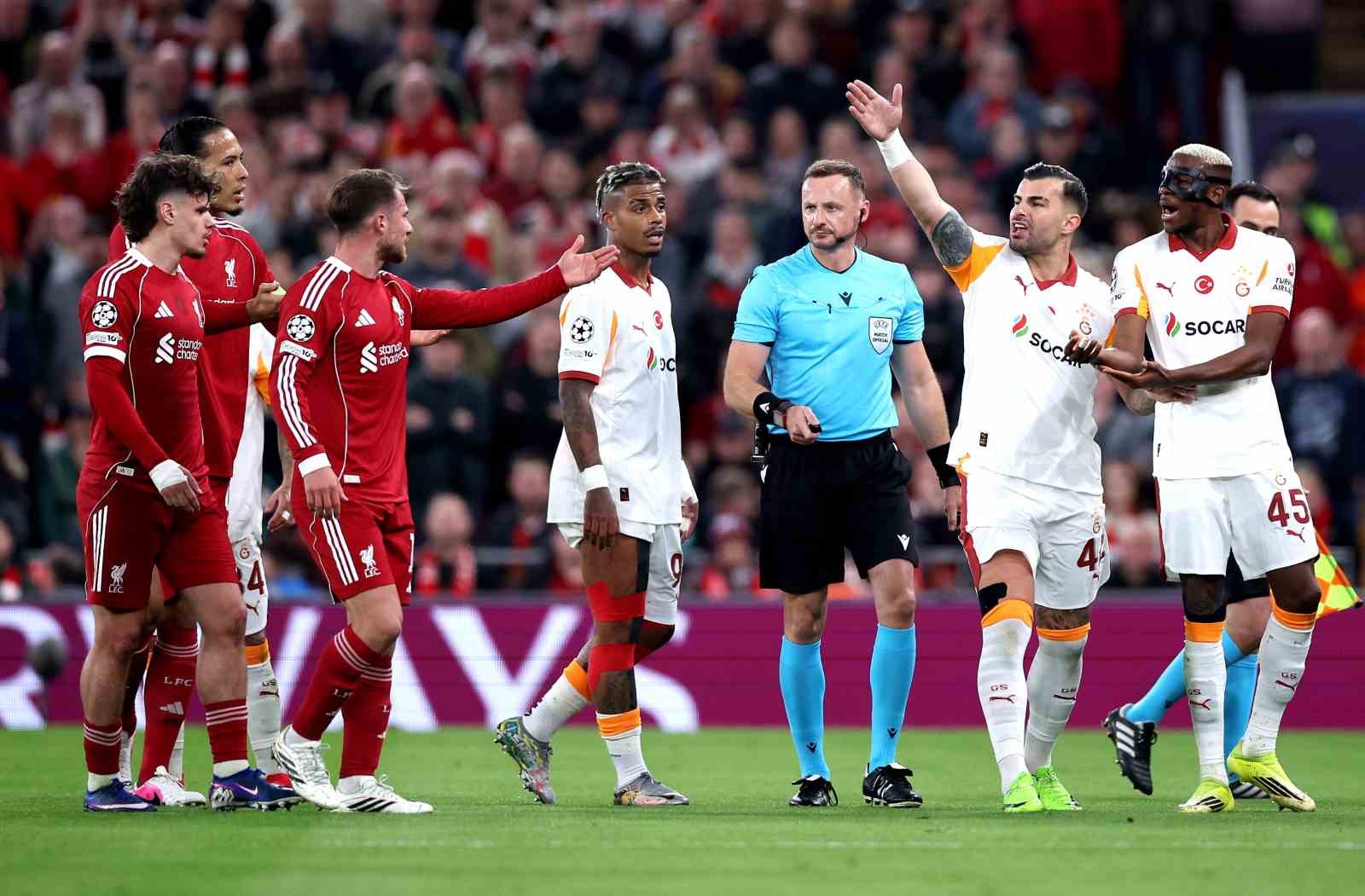 UEFA Şampiyonlar Ligi: Liverpool: 1 - Galatasaray: 0 (İlk yarı)
