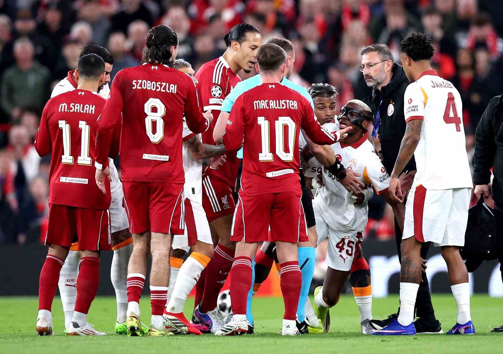 UEFA Şampiyonlar Ligi: Liverpool: 1 - Galatasaray: 0 (İlk yarı)
