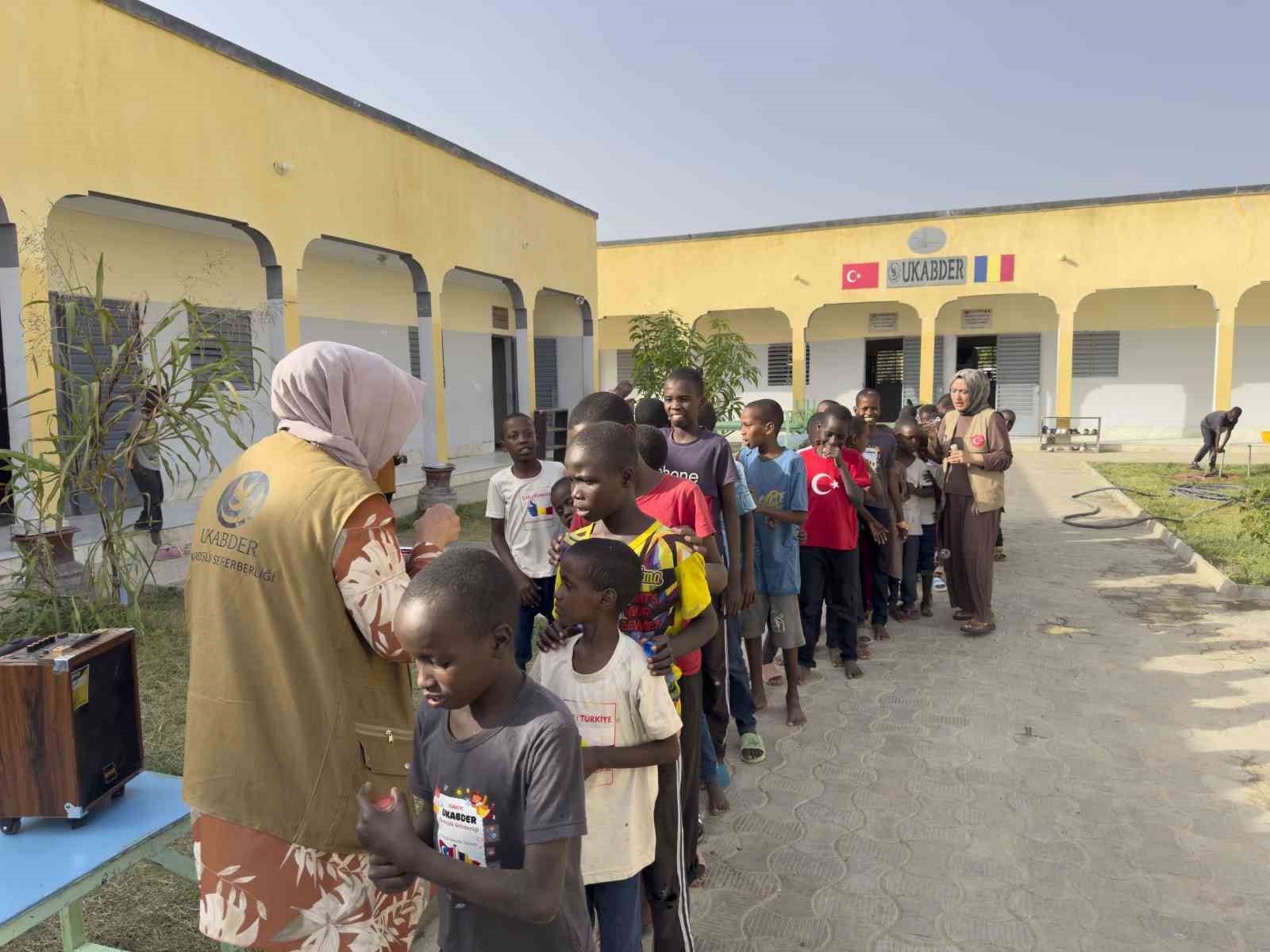 UKABDER’den Afrika Çad’da iyilik seferberliği: Binlerce paket erzak, on binlerce ekmek ihtiyaç sahiplerine ulaştı
