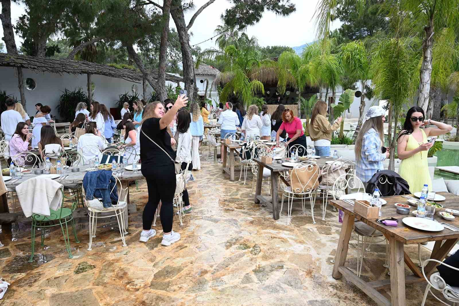 Ukrayna’dan gelen 100 seyahat acentesi yetkilisi Kemer turizmi hakkında bilgi aldı
