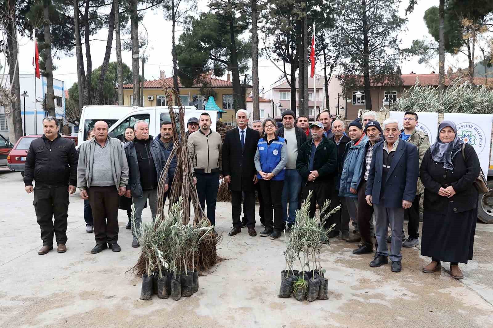 Ula’da üreticiye zeytin ve ceviz fidanı desteği
Ula’da üreticiye zeytin ve ceviz fidanı desteği