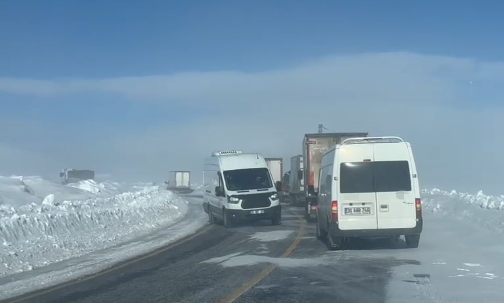 Ulaşıma kar ve tipi engeli
