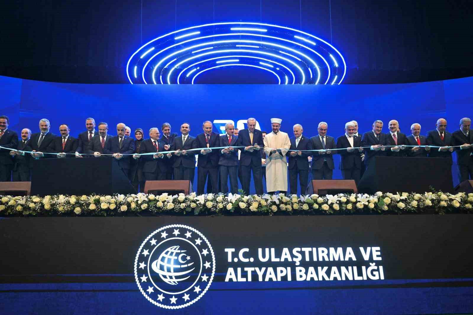 Ulaştırma ve Altyapı Bakanı Uraloğlu: "2002’de 6 bin 101 kilometre olan bölünmüş yol ağımızı bugün 30 bin kilometreye çıkardık"
Ulaştırma ve Altyapı Bakanı Uraloğlu: "2002’de 6 bin 101 kilometre olan bölünmüş yol ağımızı bugün 30 bin kilometreye çıkardık"