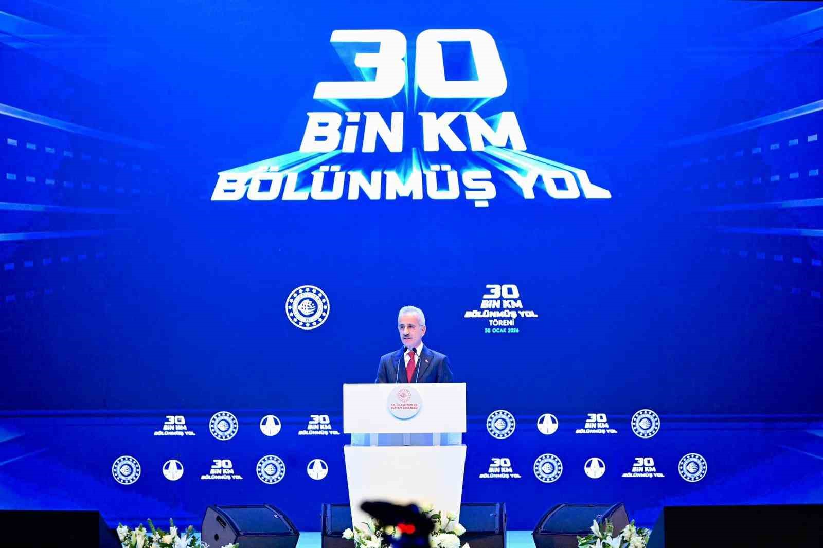 Ulaştırma ve Altyapı Bakanı Uraloğlu: "2002’de 6 bin 101 kilometre olan bölünmüş yol ağımızı bugün 30 bin kilometreye çıkardık"
Ulaştırma ve Altyapı Bakanı Uraloğlu: "2002’de 6 bin 101 kilometre olan bölünmüş yol ağımızı bugün 30 bin kilometreye çıkardık"