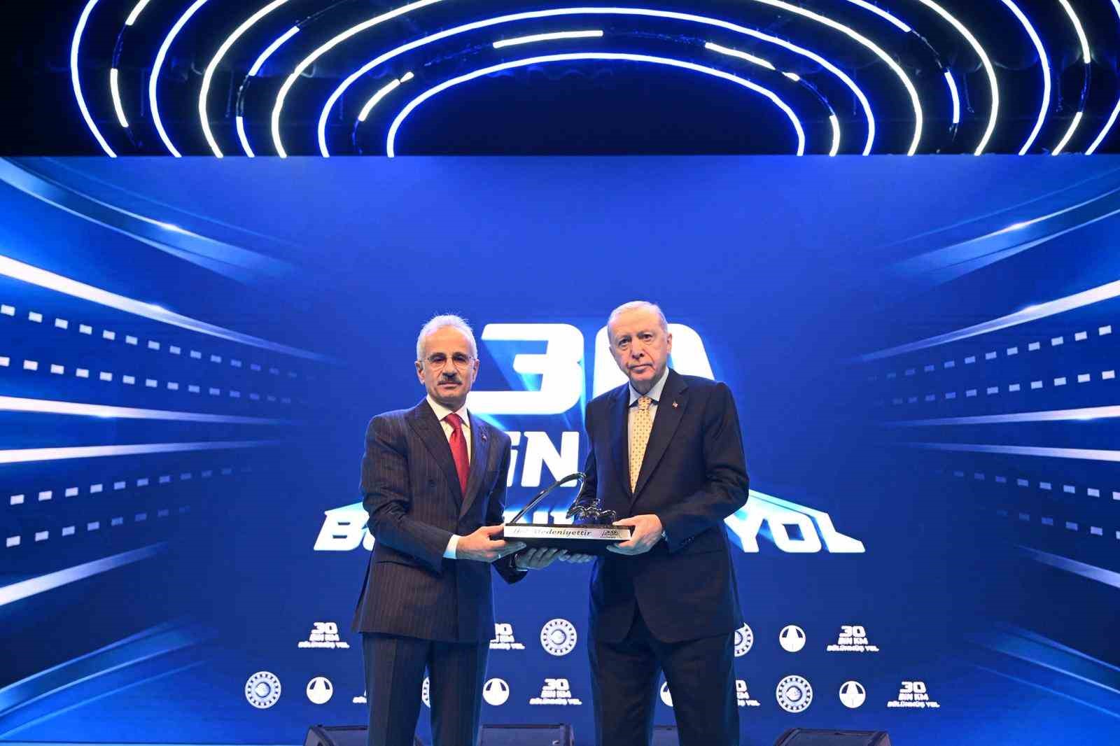 Ulaştırma ve Altyapı Bakanı Uraloğlu: "2002’de 6 bin 101 kilometre olan bölünmüş yol ağımızı bugün 30 bin kilometreye çıkardık"
Ulaştırma ve Altyapı Bakanı Uraloğlu: "2002’de 6 bin 101 kilometre olan bölünmüş yol ağımızı bugün 30 bin kilometreye çıkardık"