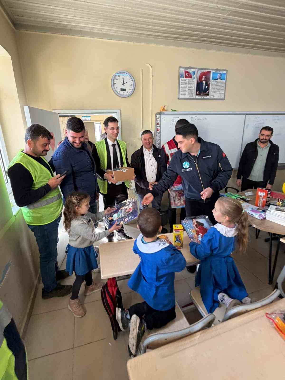 Ülkü Ocakları’ndan Bayındır Kızılkeçili İlkokulu’na eğitim desteği
