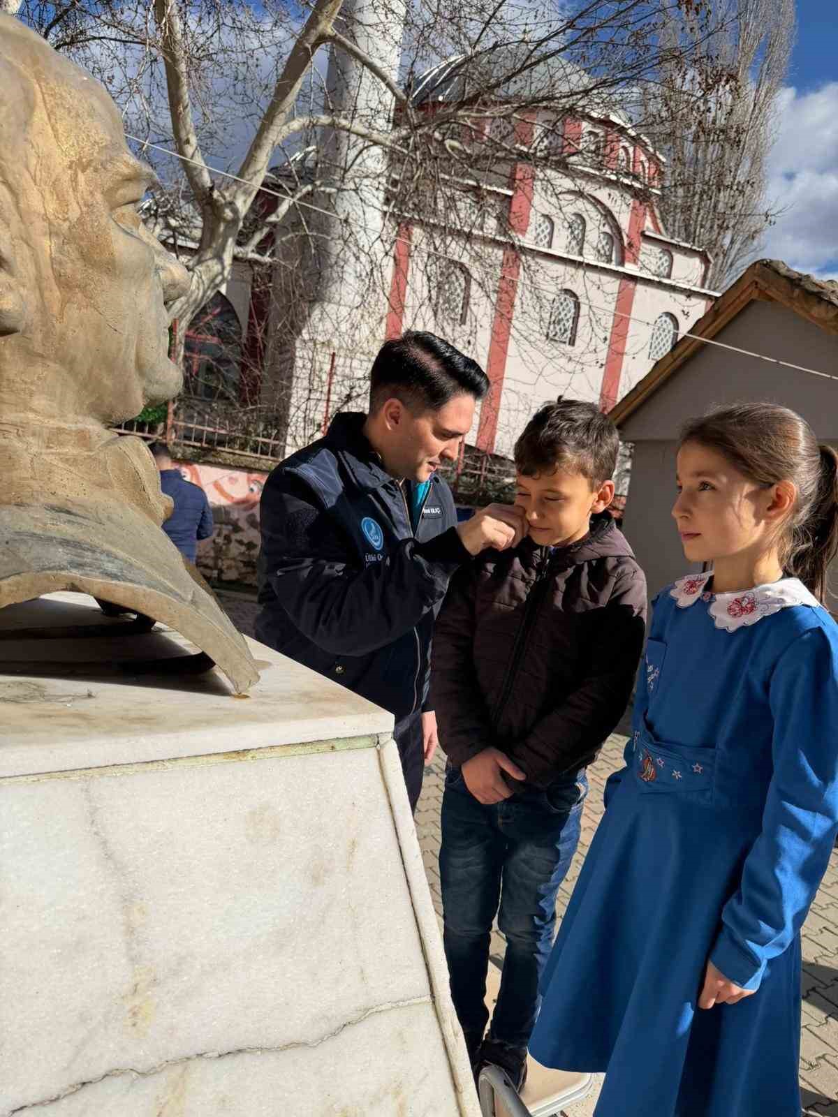 Ülkü Ocakları’ndan Bayındır Kızılkeçili İlkokulu’na eğitim desteği
