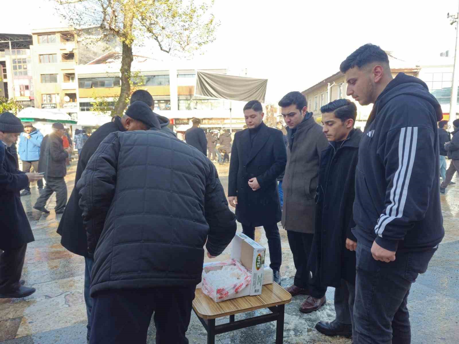 Ülkü Ocakları’ndan şehitler anısına lokum ikramı
