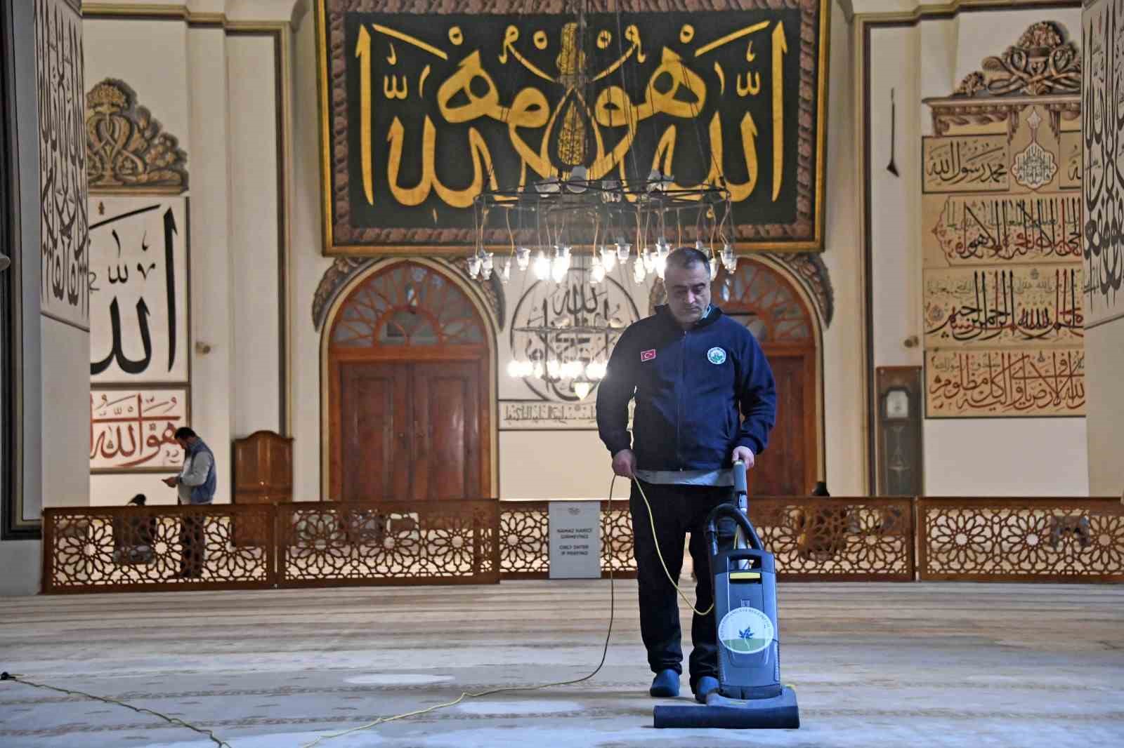 Ulu Cami, teravihlere hazır
