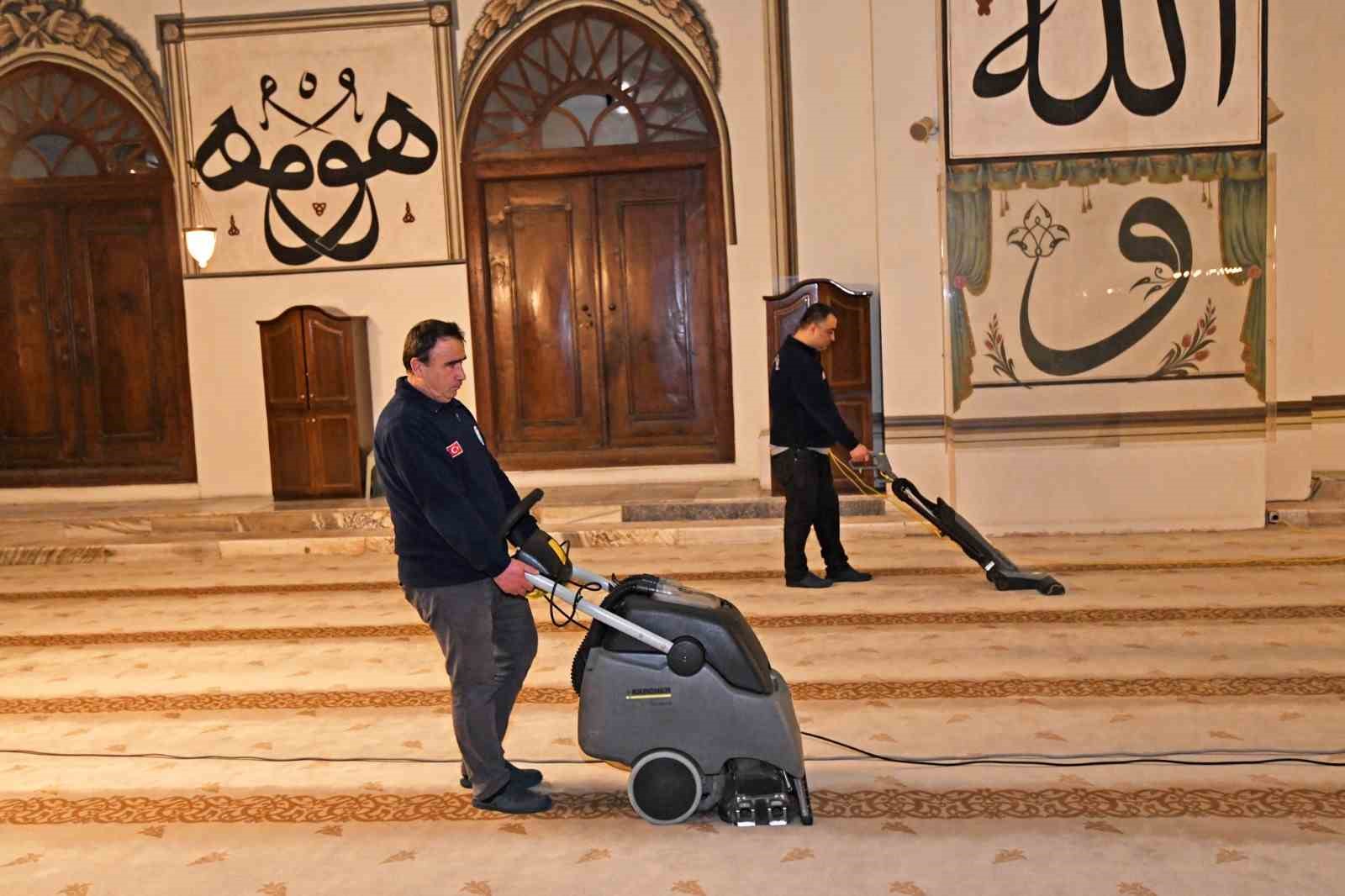 Ulu Cami, teravihlere hazır
