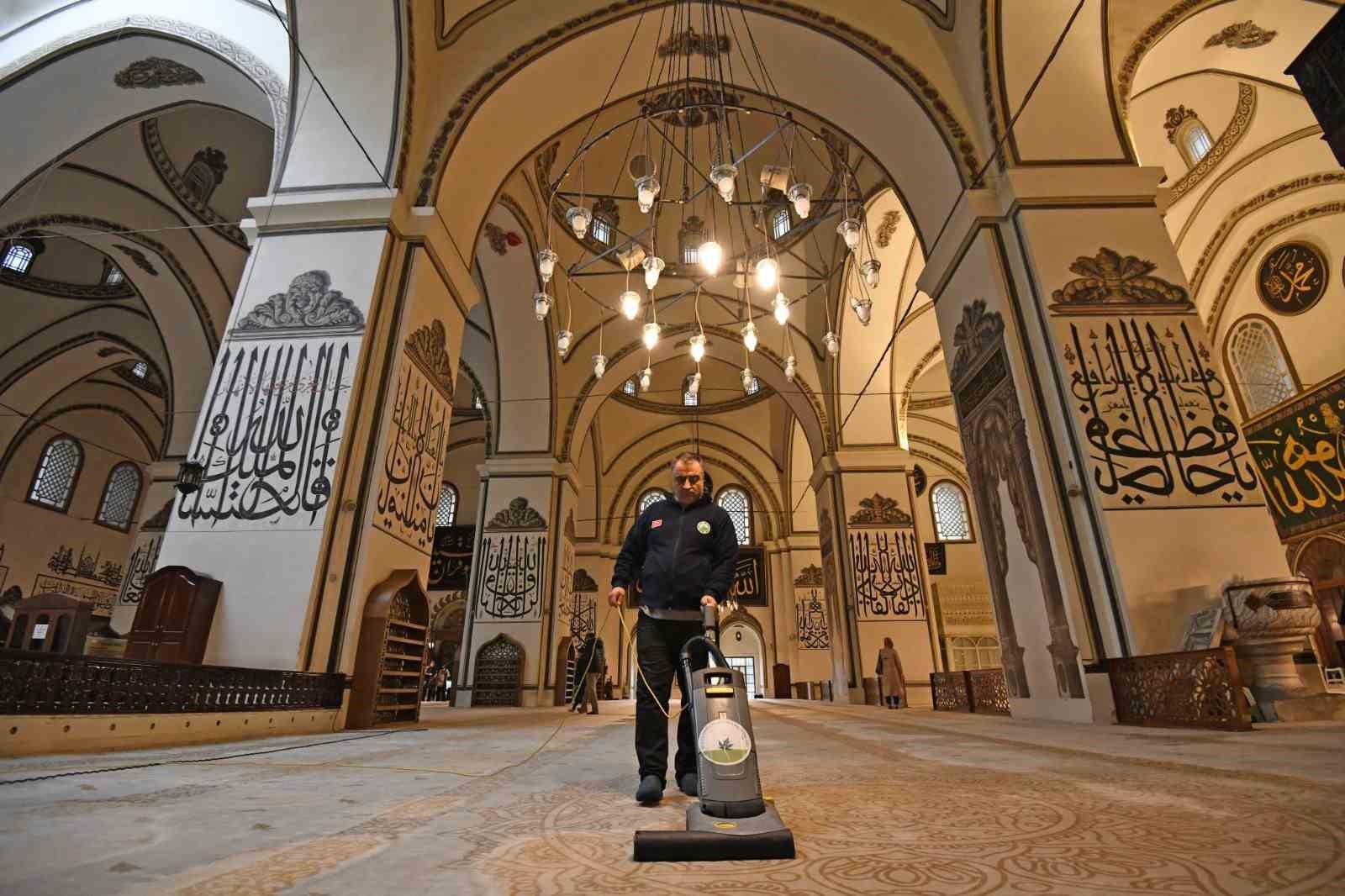 Ulu Cami, teravihlere hazır
