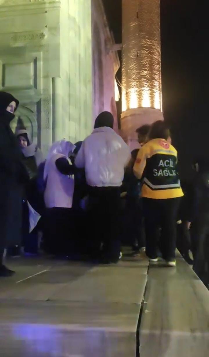 Ulu Camii’nde yoğunluk sebebiyle bir kadın baygınlık geçirdi

