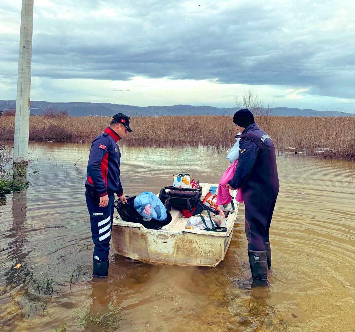 Uluabat Gölü’nde mahsur kalan aileyi jandarma kurtardı
