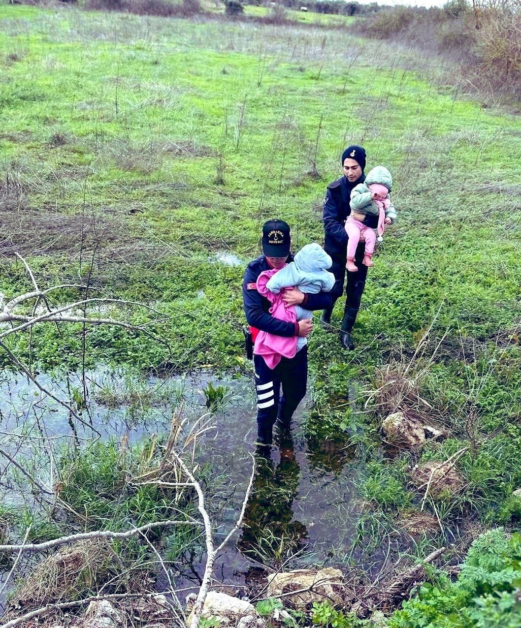 Uluabat Gölü’nde mahsur kalan aileyi jandarma kurtardı
