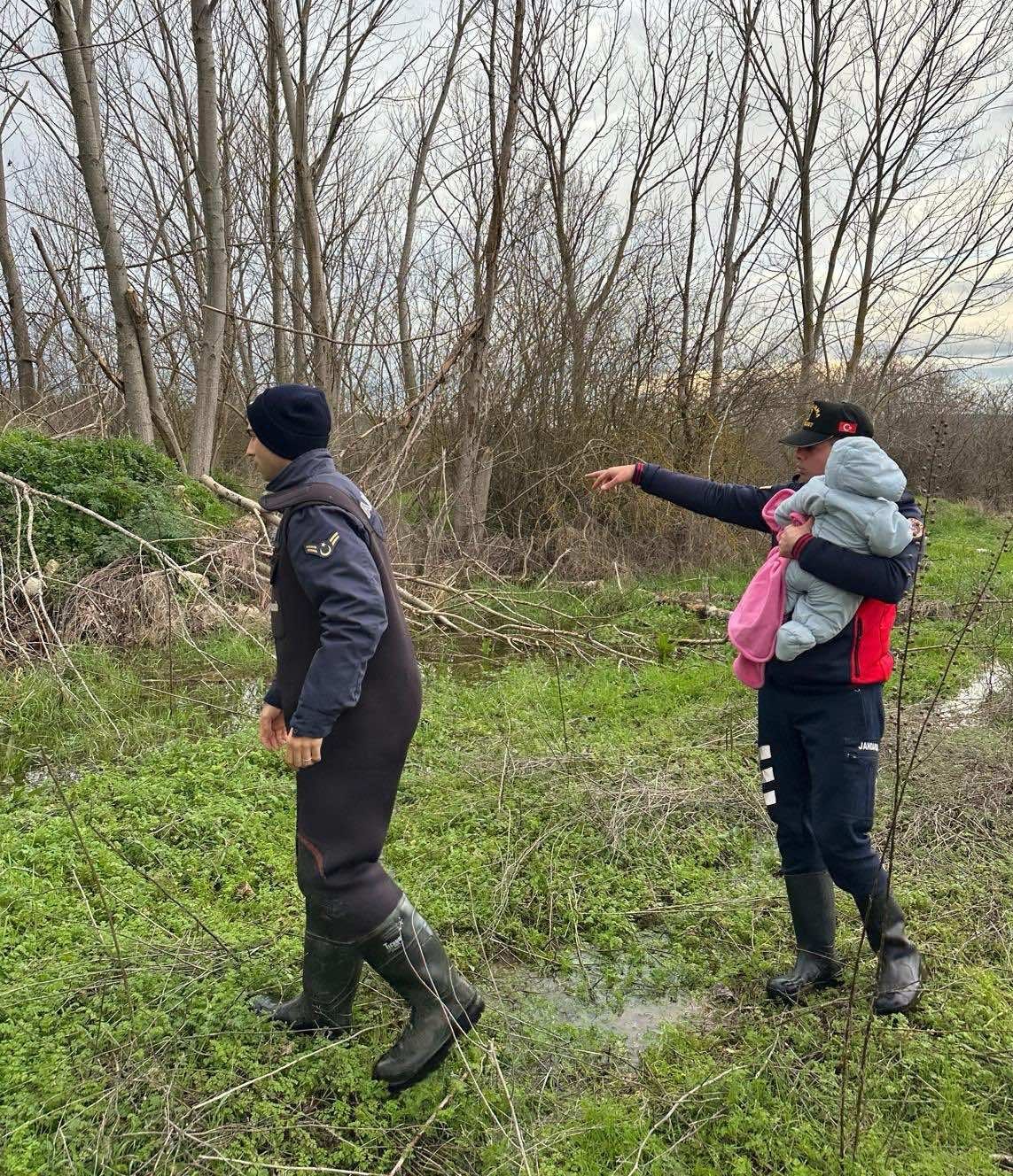 Uluabat Gölü’nde mahsur kalan aileyi jandarma kurtardı
