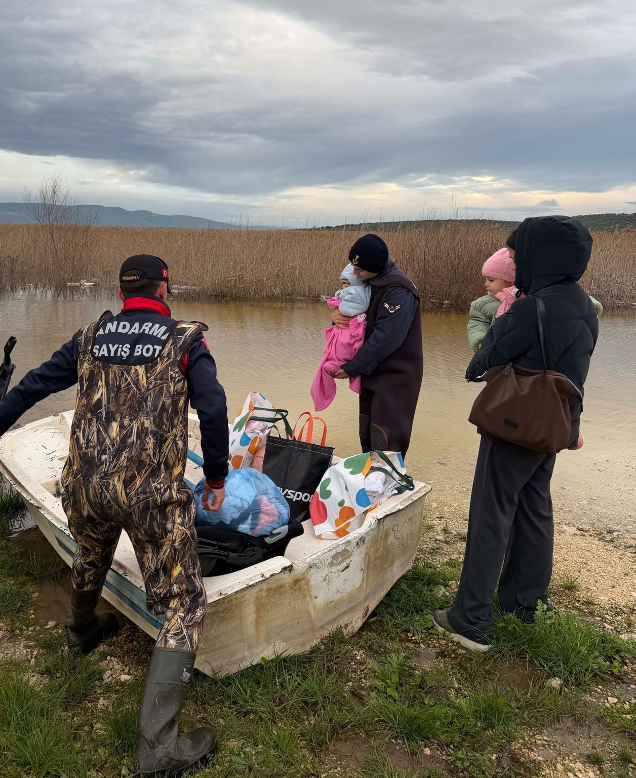 Uluabat Gölü’nde mahsur kalan aileyi jandarma kurtardı
