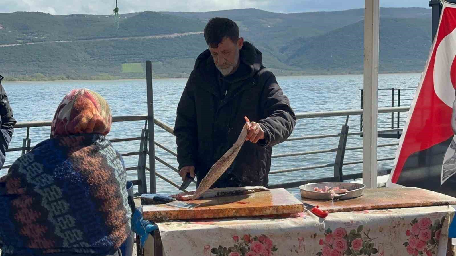 Ulubat Gölü’nde su çok olunca yakalanamayan turna sezonu pahalı açıldı
Ulubat Gölü’nde su çok olunca yakalanamayan turna sezonu pahalı açıldı