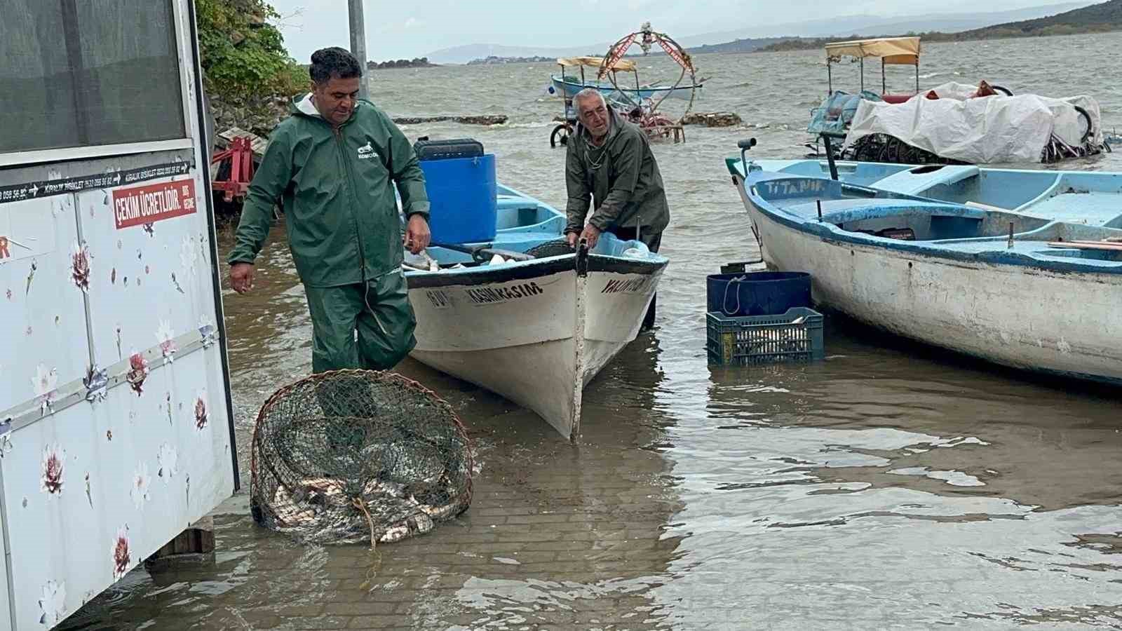 Ulubat Gölü’nde su çok olunca yakalanamayan turna sezonu pahalı açıldı
Ulubat Gölü’nde su çok olunca yakalanamayan turna sezonu pahalı açıldı