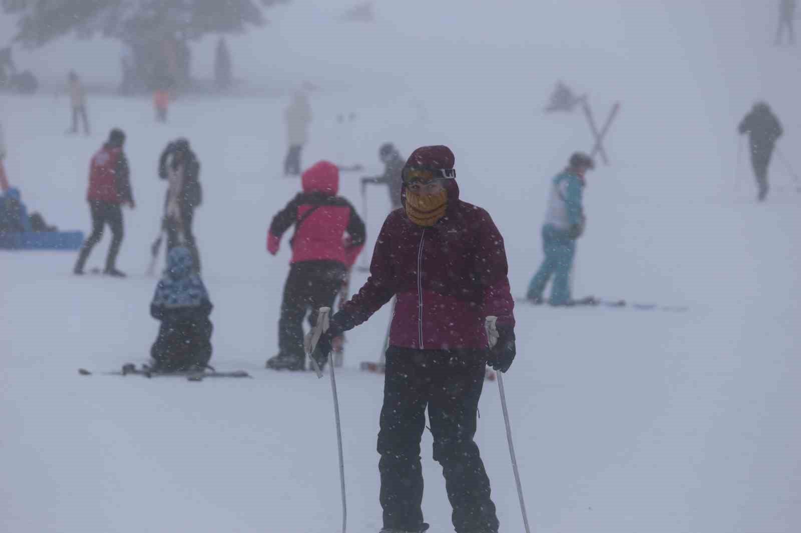 Uludağ, yarıyıl tatilinde yüzbinlerce kişiyi ağırladı
