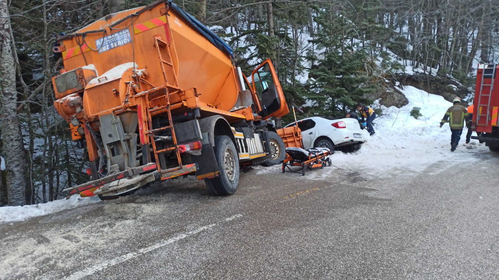 Uludağ yolunda kar küreme aracı otomobille çarpıştı: 2 yaralı
