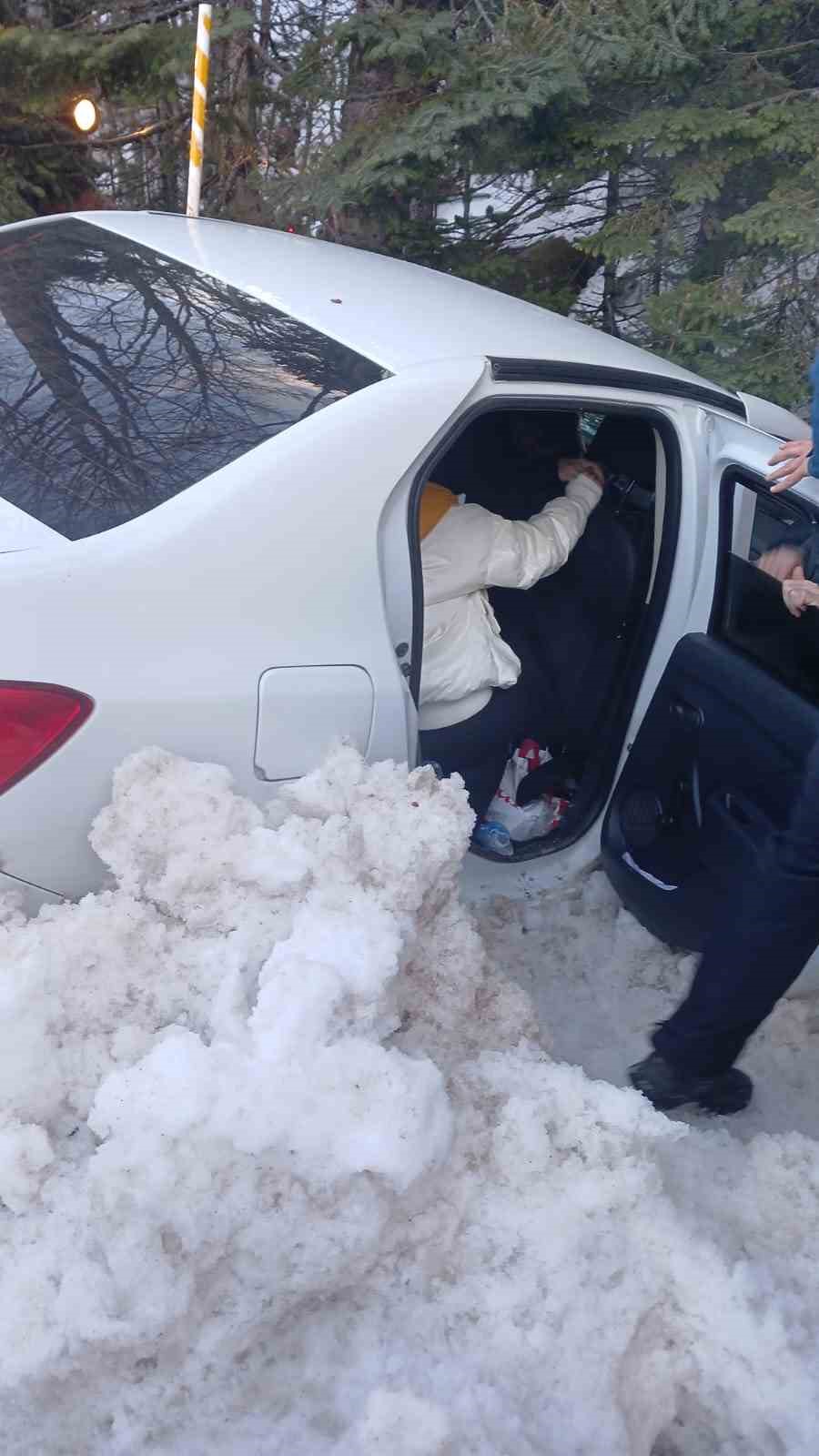 Uludağ yolunda kar küreme aracı otomobille çarpıştı: 2 yaralı
