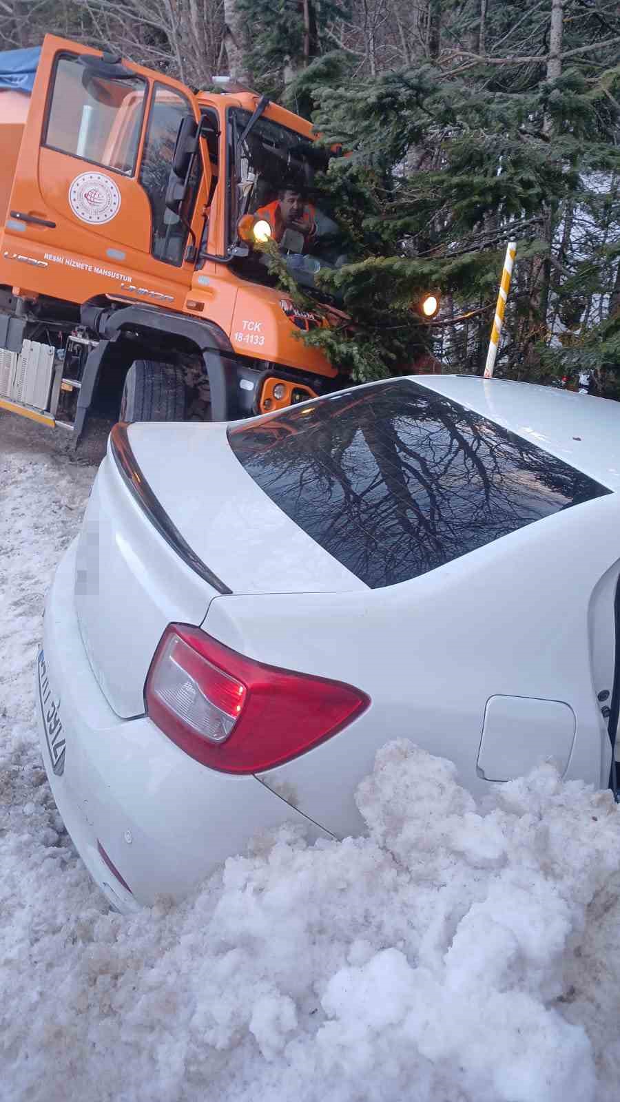 Uludağ yolunda kar küreme aracı otomobille çarpıştı: 2 yaralı
