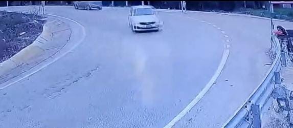 Uludağ yolunda kontrolden çıkan araç bariyerlere çarptı
