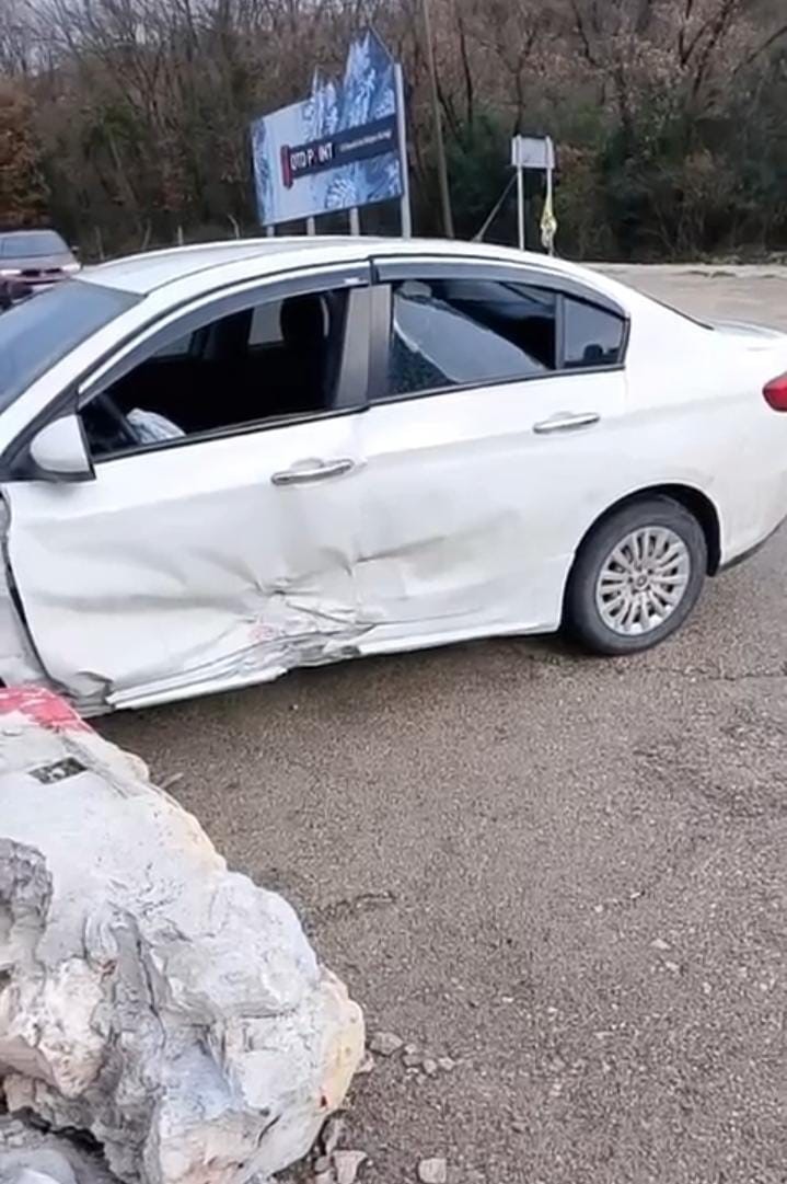 Uludağ yolunda kontrolden çıkan araç bariyerlere çarptı
