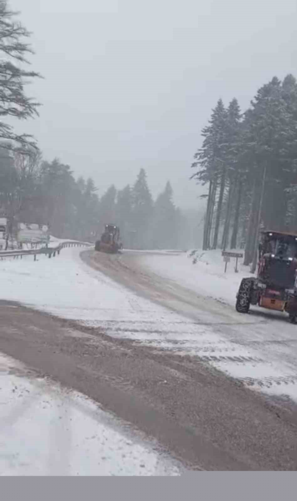 Uludağ’da bayramda kar sürprizi: Yollar beyaza büründü, ekipler seferber oldu
