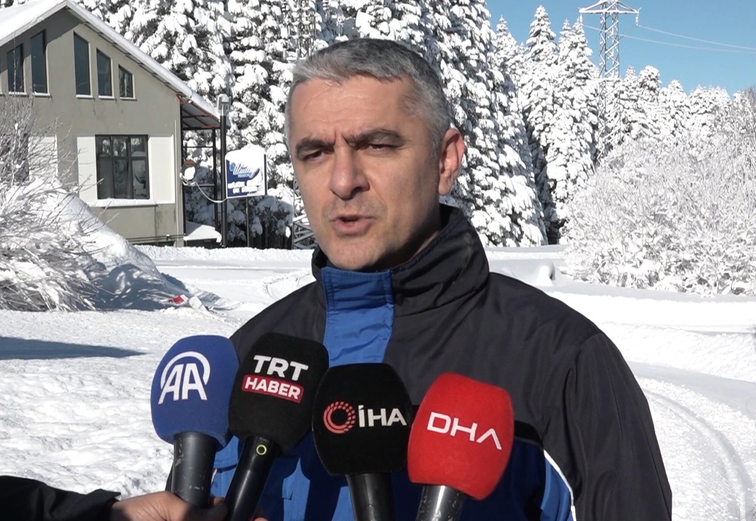 Uludağ’da beline kadar kara gömülen ekiplerin zorlu mesaisi
Uludağ’da beline kadar kara gömülen ekiplerin zorlu mesaisi