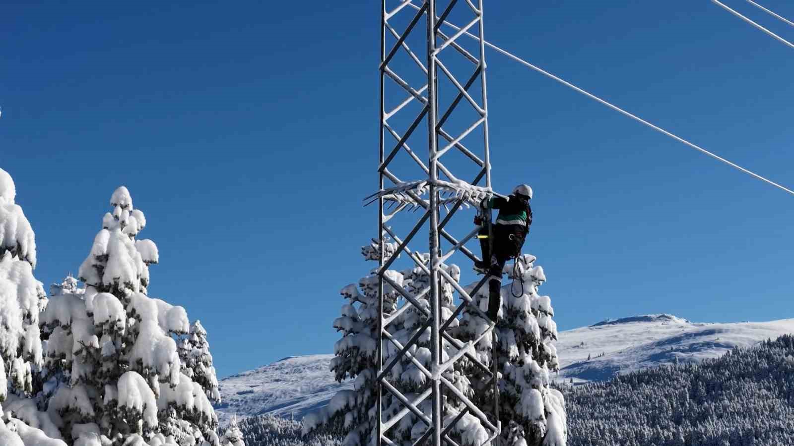 Uludağ’da beline kadar kara gömülen ekiplerin zorlu mesaisi
Uludağ’da beline kadar kara gömülen ekiplerin zorlu mesaisi