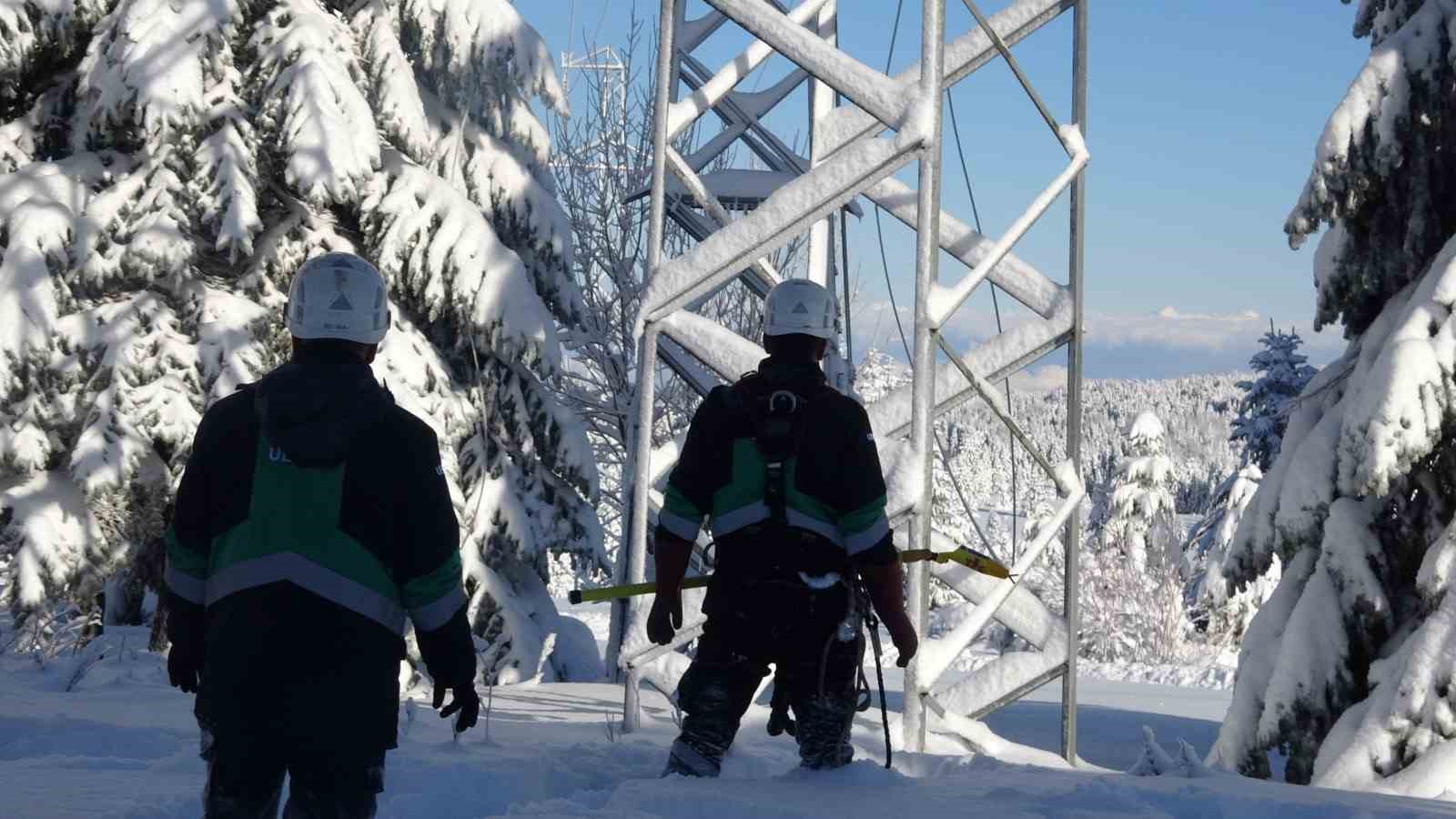 Uludağ’da beline kadar kara gömülen ekiplerin zorlu mesaisi
Uludağ’da beline kadar kara gömülen ekiplerin zorlu mesaisi