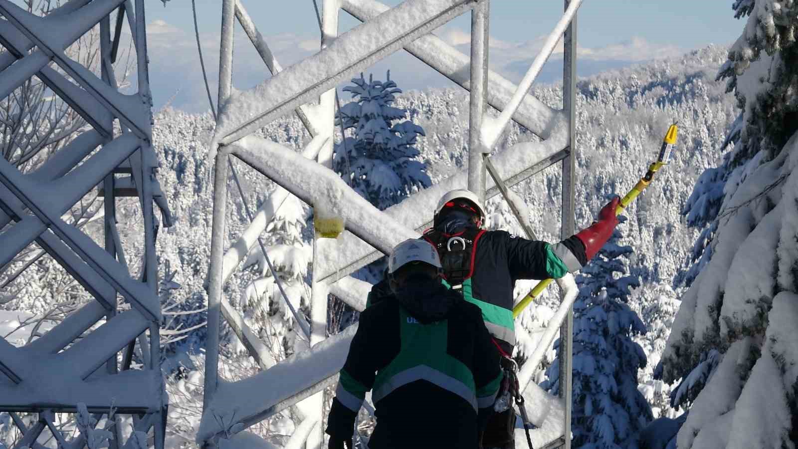 Uludağ’da beline kadar kara gömülen ekiplerin zorlu mesaisi
Uludağ’da beline kadar kara gömülen ekiplerin zorlu mesaisi