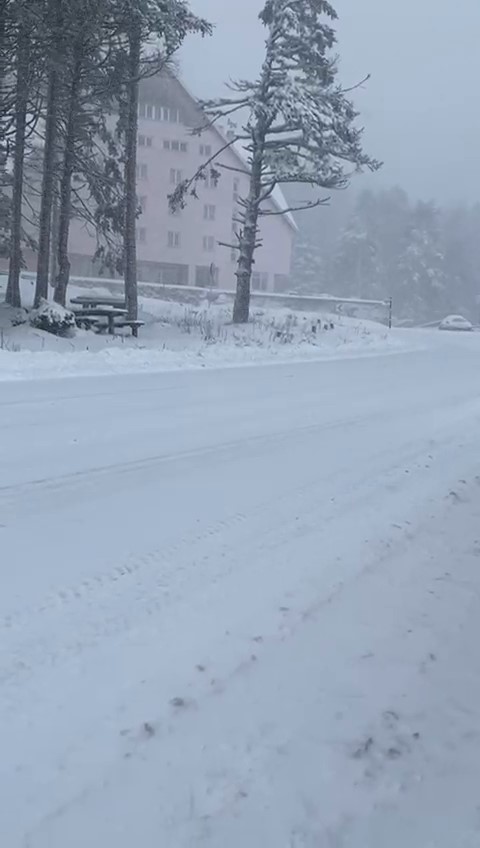 Uludağ’da dün gece yoğun kar yağdı, kar kalınlığı 163 santimetreye ulaştı
