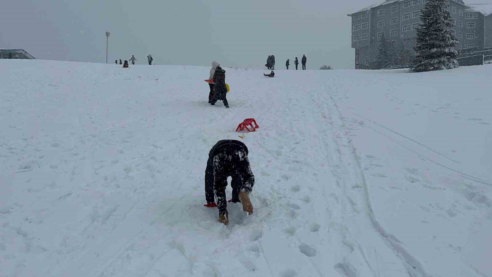 Uludağ’da etkili olan kar yağışıyla günübirlikçiler zirveye akın etti

