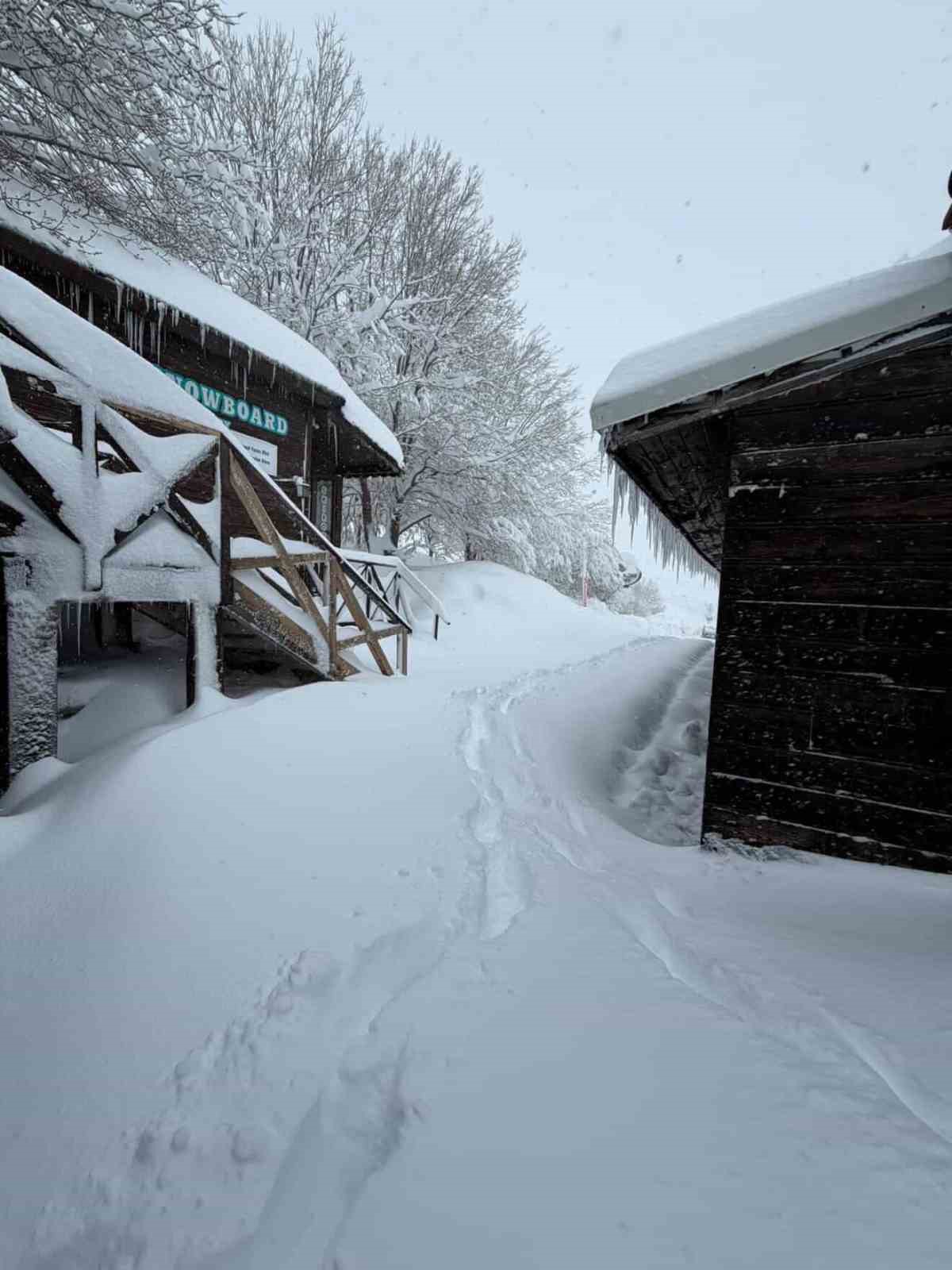Uludağ’da etkili olan kar yağışıyla günübirlikçiler zirveye akın etti
