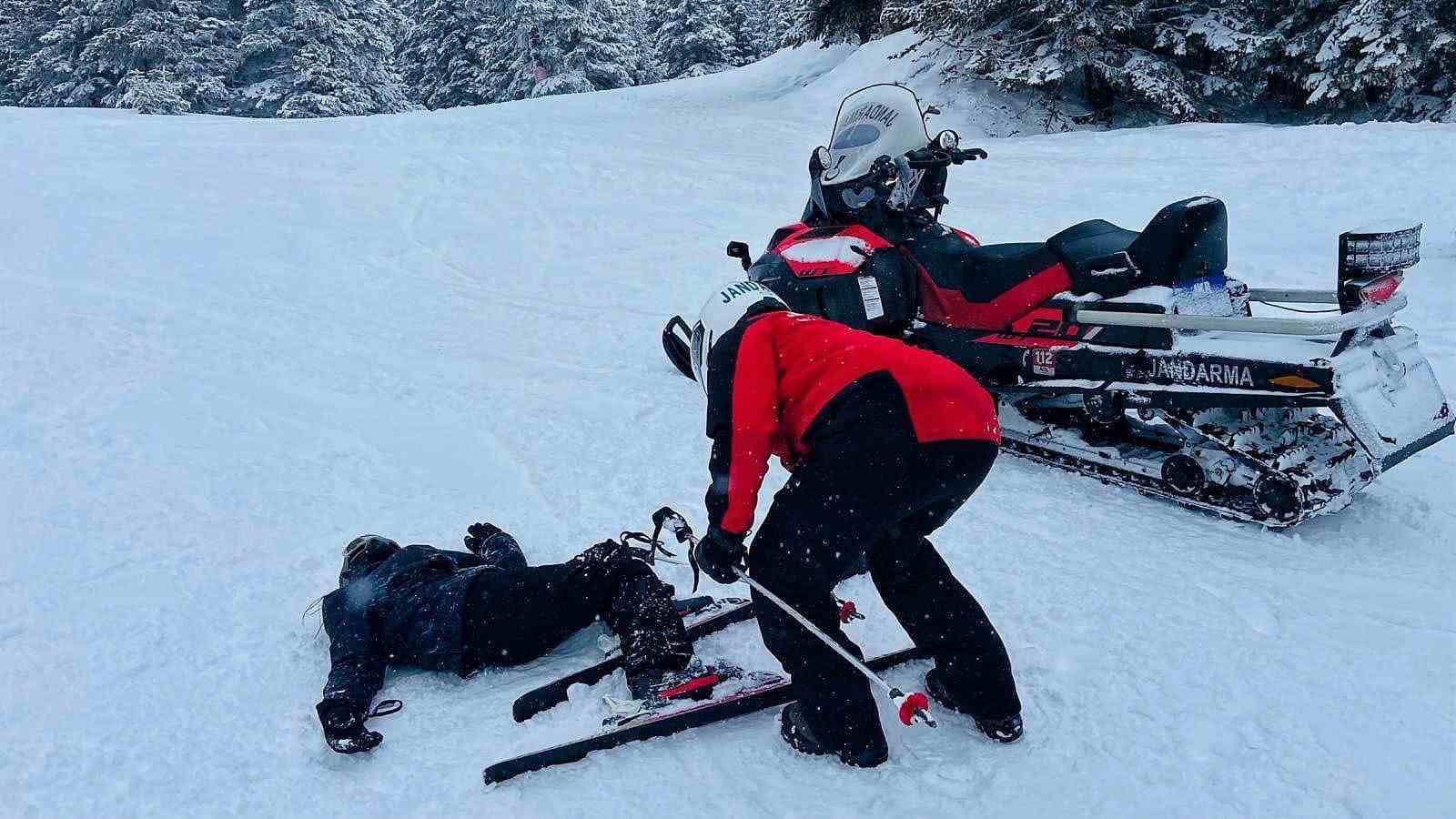 Uludağ’da jandarmadan kayakçılara yardım eli
