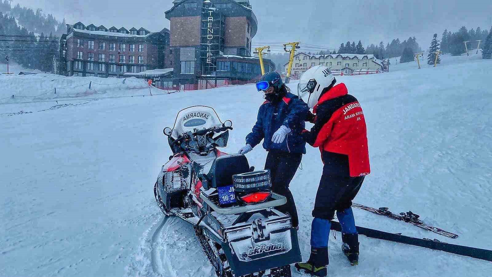 Uludağ’da jandarmadan kayakçılara yardım eli
