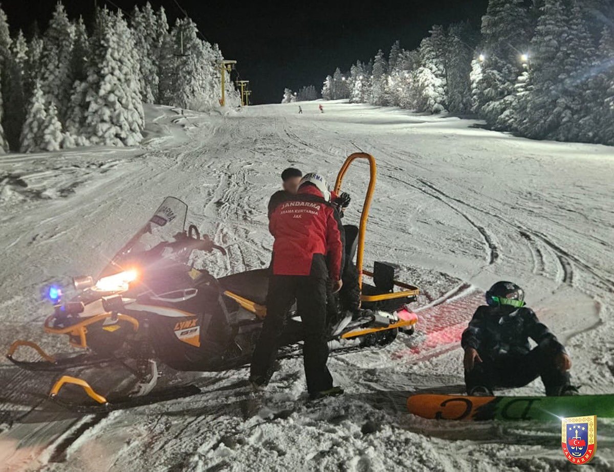 Uludağ’da mahsur kalan vatandaşlara JAK timi müdahale etti
