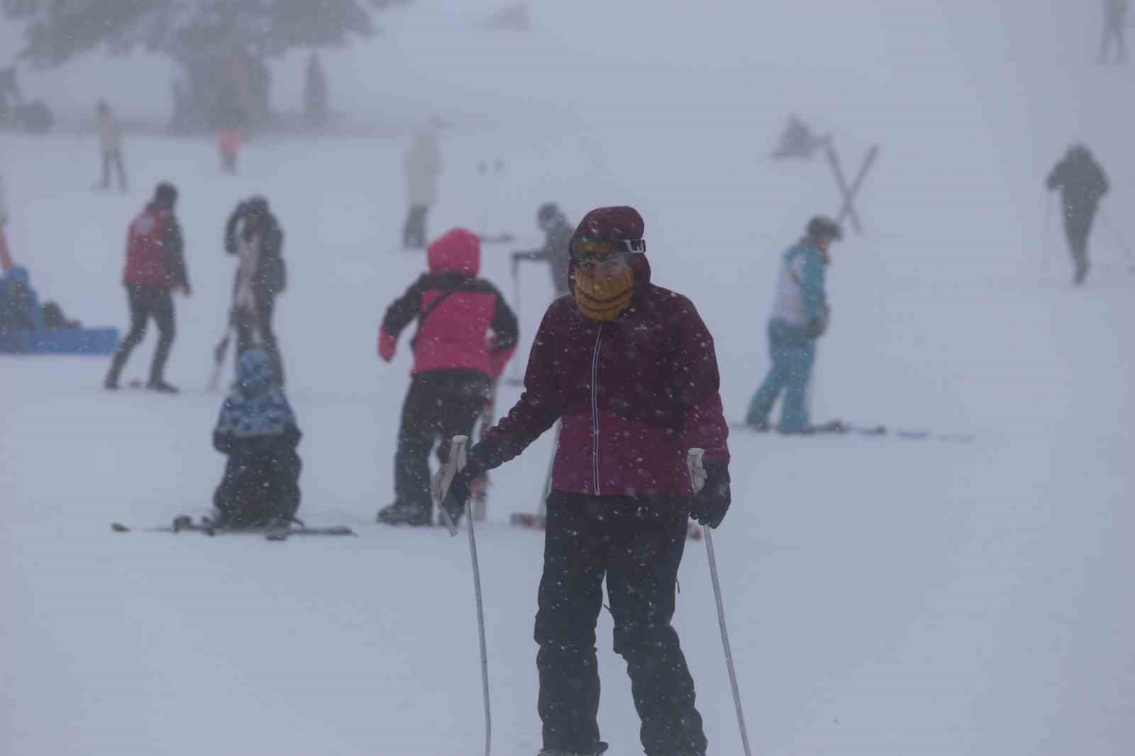 Uludağ’da sömestr tatilinin son günlerinde sis ve soğuğa rağmen yoğunluk sürüyor
