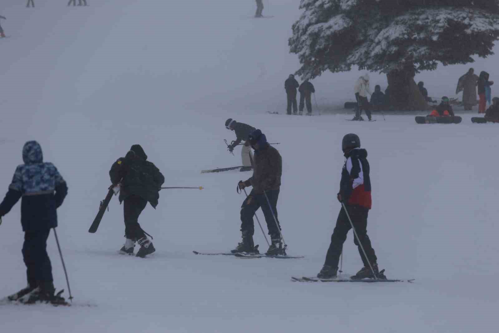Uludağ’da sömestr tatilinin son günlerinde sis ve soğuğa rağmen yoğunluk sürüyor
