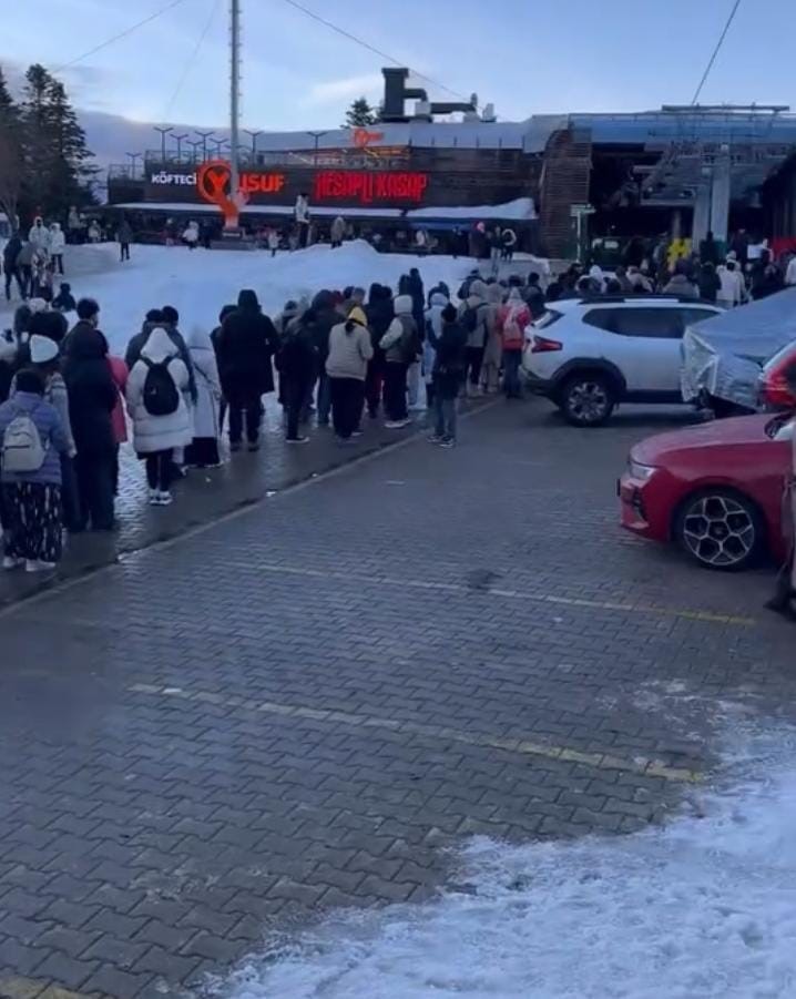 Uludağ’da teleferik kuyruğu metrelerce uzadı
