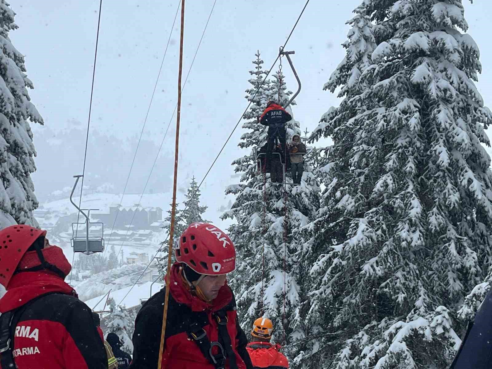 Uludağ’da telesiyej arızası: 52 tatilci kurtarıldı, 8 kişiyi kurtarma çalışması sürüyor
