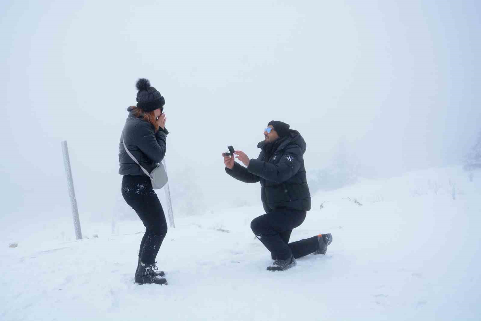 Uludağ’da yılın son ve ilk romantik sürprizleri: Karlar altında iki "Evet"
