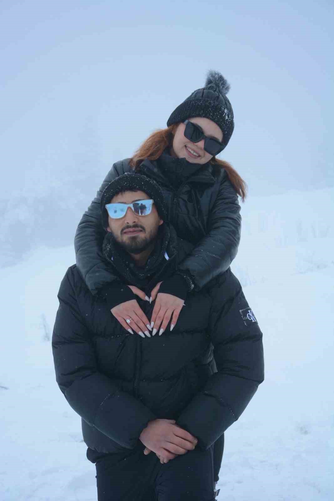 Uludağ’da yılın son ve ilk romantik sürprizleri: Karlar altında iki "Evet"
