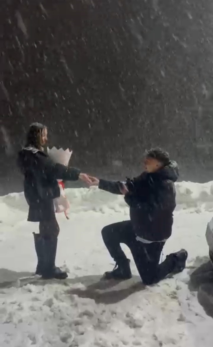 Uludağ’da yılın son ve ilk romantik sürprizleri: Karlar altında iki "Evet"
