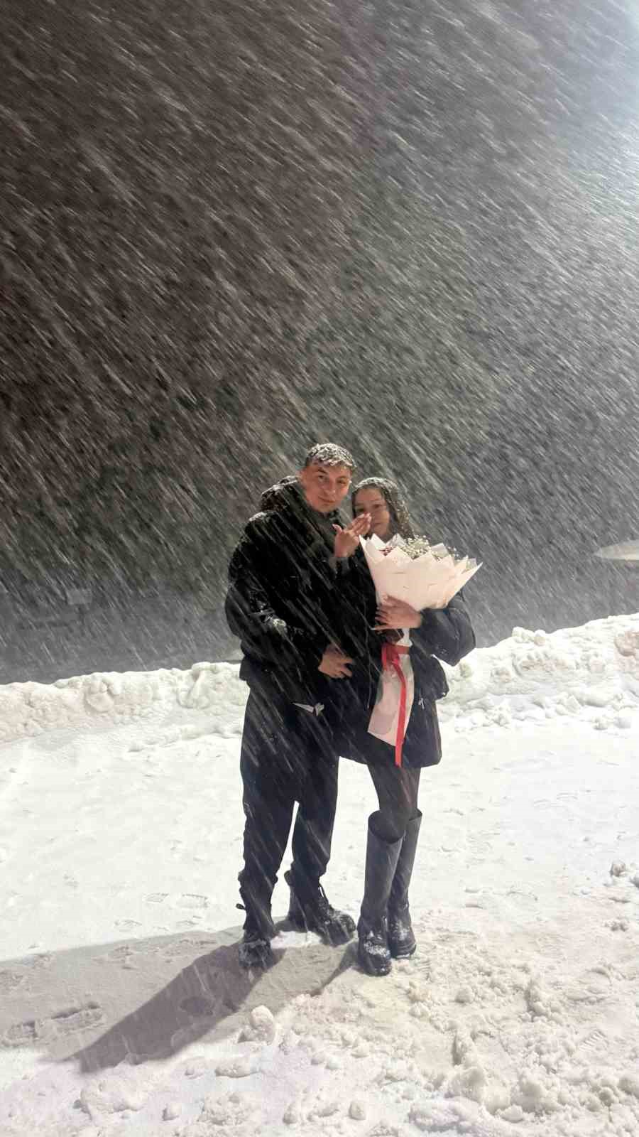 Uludağ’da yılın son ve ilk romantik sürprizleri: Karlar altında iki "Evet"
